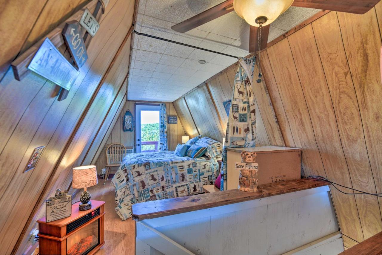 Charming Lake Creek Cabin With Pool Access And Decks Гранбери Экстерьер фото