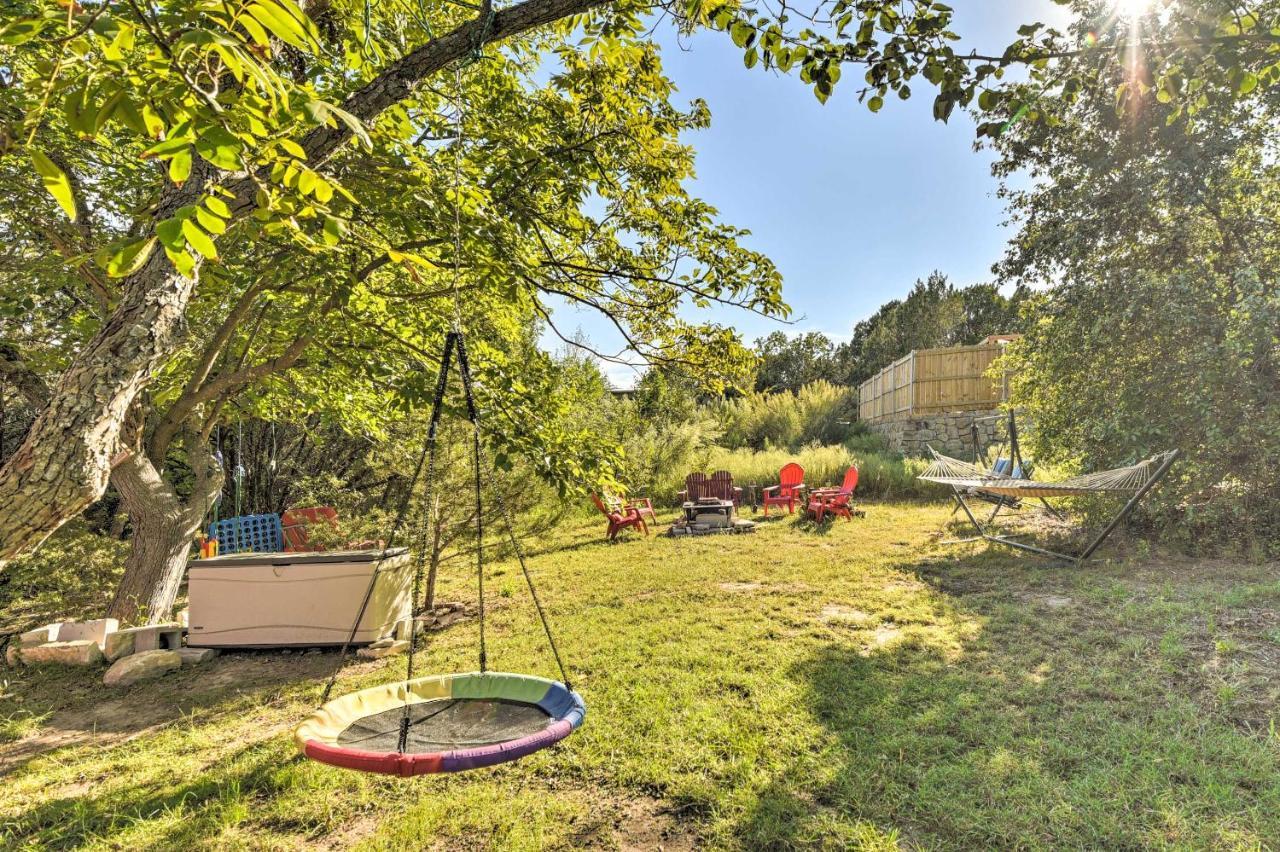 Charming Lake Creek Cabin With Pool Access And Decks Гранбери Экстерьер фото