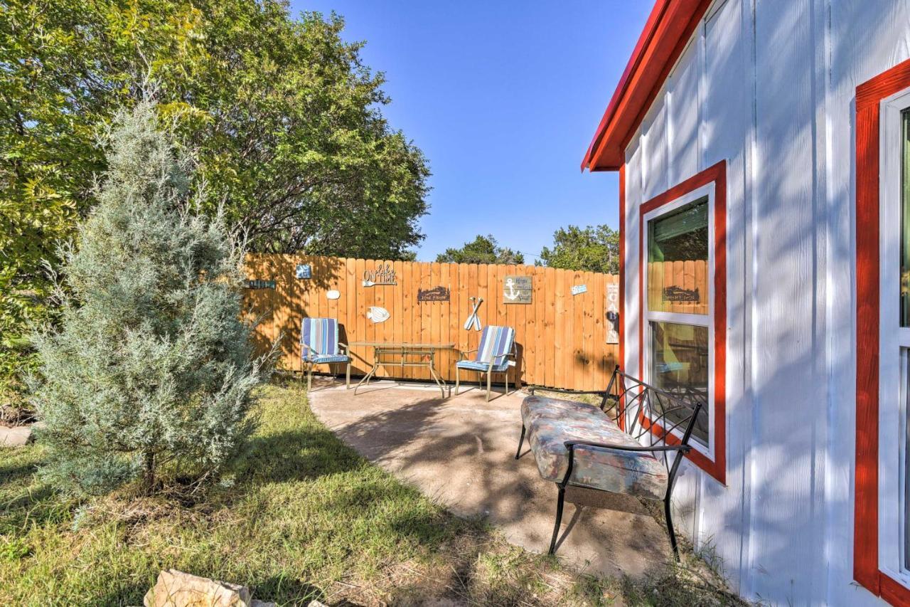 Charming Lake Creek Cabin With Pool Access And Decks Гранбери Экстерьер фото