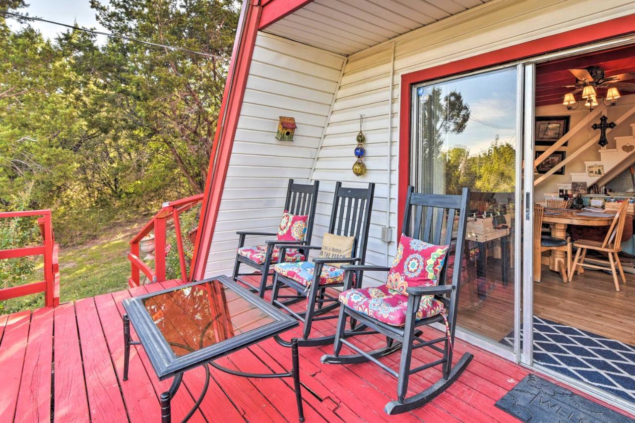 Charming Lake Creek Cabin With Pool Access And Decks Гранбери Экстерьер фото